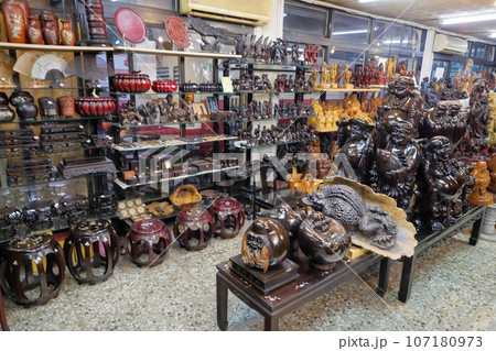 台湾 台中の民芸品店の店内の写真素材 [107180973] - PIXTA
