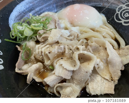 昼食で食べる「塩豚温玉ぶっかけ」 107181089