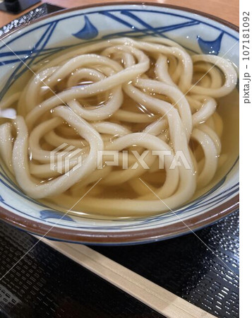 昼食で食べる「かけうどん」 107181092