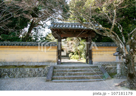 奈良・秋篠寺の山門 奈良・秋篠寺の山門 107181179
