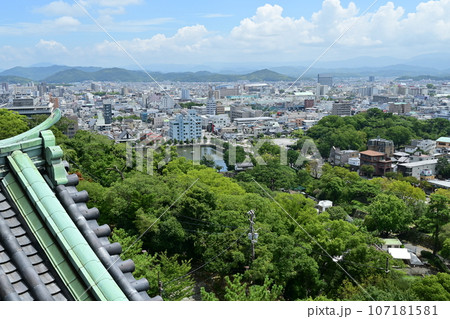 和歌山城の天守から見た岡口門と水堀 107181581