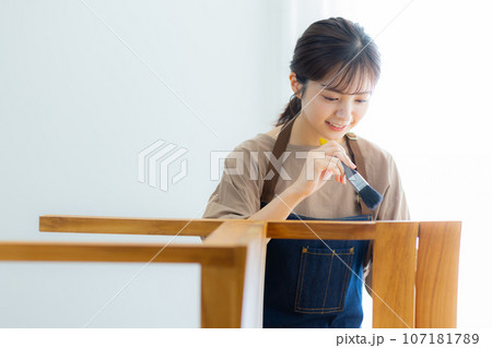 DIYする女性　 107181789