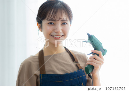 DIYする女性　 107181795