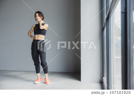 ストレッチをする女性 107181920