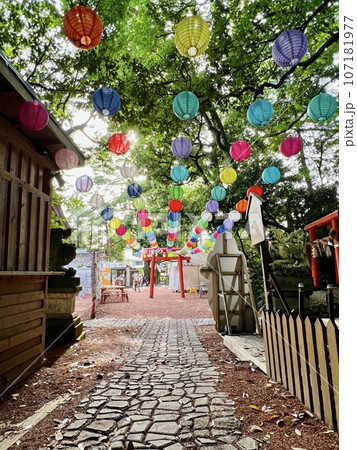 金沢の石浦神社のカラフルな風景 107181977