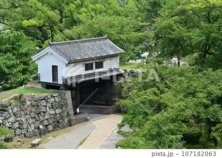 和歌山城の表坂から見た岡口門 107182063
