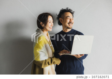 ニットのミドルカップル 107182071