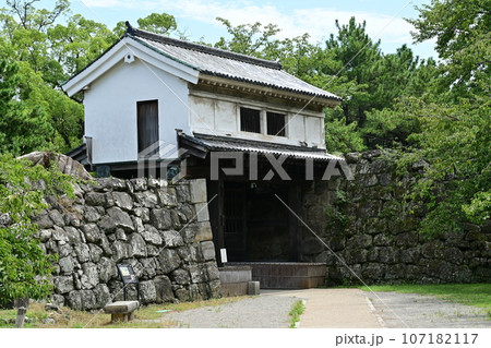 和歌山城にある岡口門の外観 和歌山城にある岡口門の外観 107182117