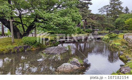 兼六園の風景と雁行橋【日本・石川】 107182154