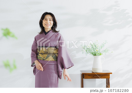 色無地　カジュアル着物　ミドル女性 107182280