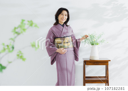 色無地　カジュアル着物　ミドル女性 107182281