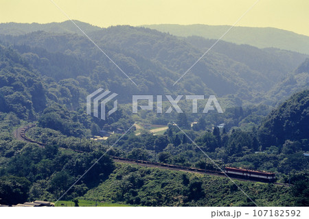 2002年 旧東北本線を走るED75重連コンテナ貨物列車 2002年 旧東北本線を走るED75重連コンテナ貨物列車 107182592