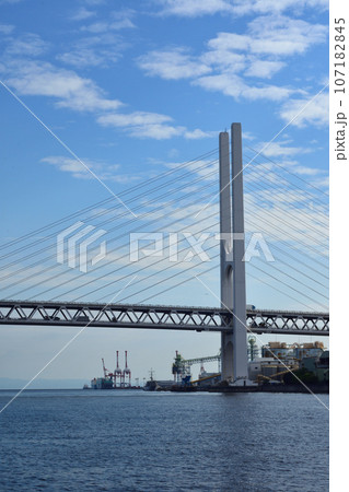 海にかかる大橋の橋脚 107182845