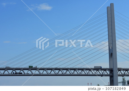 大橋を通過するトラック 107182849