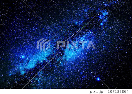 夏の大三角と天の川の星空を見上げる夜 107182864