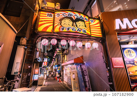 日本の東京都市景観 9月。脱コロナ、賑わう三軒茶屋駅すぐの飲み屋街「すずらん通」などを望む 日本の東京都市景観 9月。脱コロナ、賑わう三軒茶屋駅すぐの飲み屋街「すずらん通」などを望む 107182900