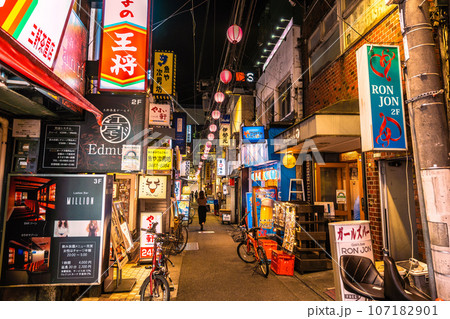 日本の東京都市景観 9月。脱コロナ、賑わう三軒茶屋駅すぐの飲み屋街「すずらん通」などを望む 日本の東京都市景観 9月。脱コロナ、賑わう三軒茶屋駅すぐの飲み屋街「すずらん通」などを望む 107182901