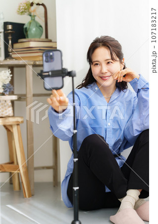 自撮りするインフルエンサー 107183217
