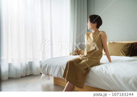 シンプルモダンな寝室 107183244