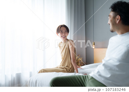 シンプルモダンな寝室_夫婦 107183246