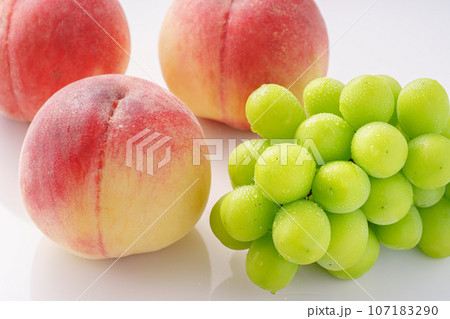 シャインマスカットと白桃 107183290