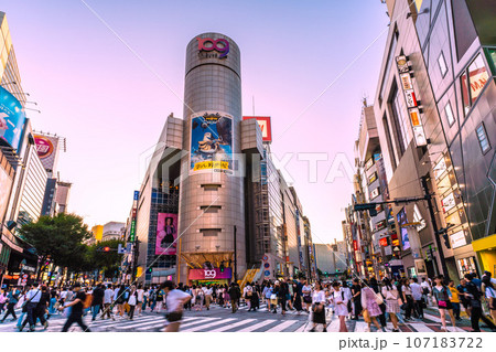 日本の東京都市景観 9月。全国・47都道府県/減↓。賑わう渋谷109前。マスク無し、感染爆発はない 日本の東京都市景観 9月。全国・47都道府県/減↓。賑わう渋谷109前。マスク無し、感染爆発はない 107183722