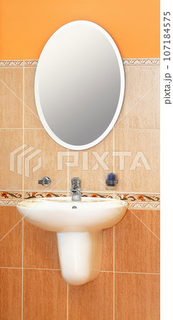Basin and mirror 107184575