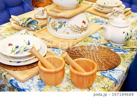 Floral tableware 107184689