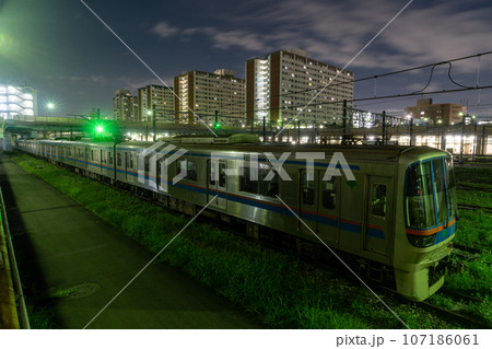 夜の団地を背に休む電車 夜の団地を背に休む電車 107186061
