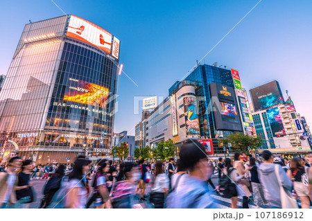 日本の東京都市景観 9月。全国・47都道府県/減↓。賑わう渋谷駅前。マスク無し、感染爆発はない 107186912