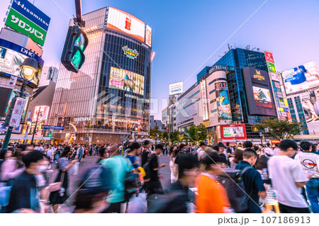 日本の東京都市景観 9月。全国・47都道府県/減↓。賑わう渋谷。青信号、マスク無し、感染爆発はない 107186913