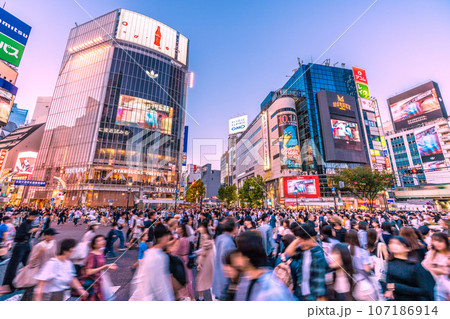 日本の東京都市景観 9月。全国・47都道府県/減↓。賑わう渋谷駅前。マスク無し、感染爆発はない 107186914