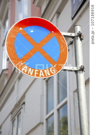 Road sign "Stop prohibited" with the inscription in German "Beginning" 107186916