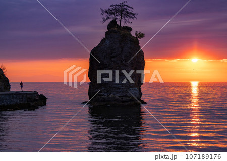 Seawall in Stanley Park during Dramatic Sunset on West Coast of Pacific Ocean. 107189176