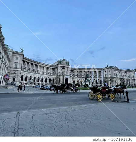 英雄広場と馬車 107191236