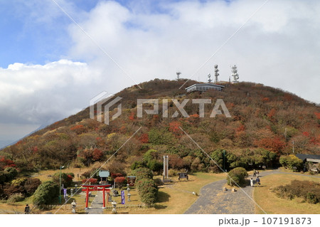 [定額] 別府ロープウェイ山頂駅から望む秋の鶴見岳 ( 2021年11月 大分県 別府市 ) 107191873