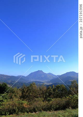 [定額] 蛇越展望所から望む秋の由布岳と由布市 ( 11月 / 大分県 由布市 ) 107191996