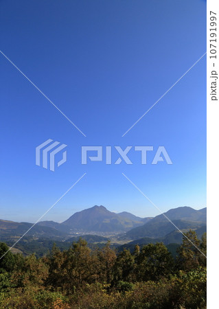 [定額] 蛇越展望所から望む秋の由布岳と由布市 ( 11月 / 大分県 由布市 ) 107191997