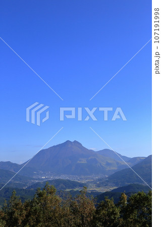 [定額] 蛇越展望所から望む秋の由布岳と由布市 ( 11月 / 大分県 由布市 ) 107191998