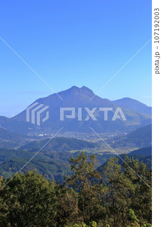[定額] 蛇越展望所から望む秋の由布岳と由布市 ( 11月 / 大分県 由布市 ) 107192003