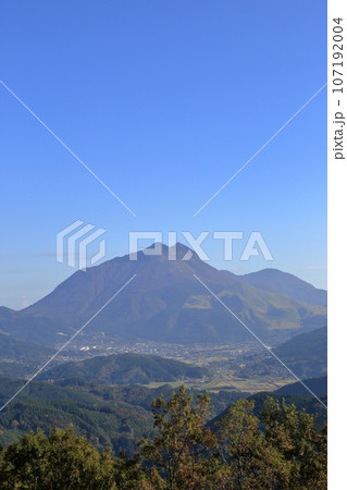 [定額] 蛇越展望所から望む秋の由布岳と由布市 ( 11月 / 大分県 由布市 ) 107192004