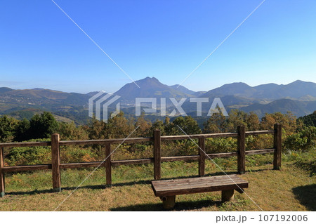 [定額] 蛇越展望所から望む秋の由布岳と由布市 ( 11月 / 大分県 由布市 ) 107192006