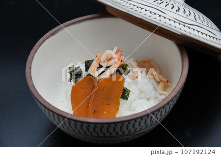 美味しそうな桜えびと唐墨ご飯 美味しそうな桜えびと唐墨ご飯 107192124