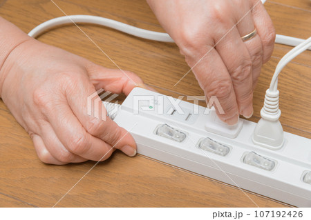 【タップにコンセントを差す主婦】 【タップにコンセントを差す主婦】 107192426