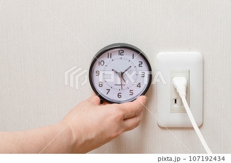 【時間と電気をイメージする主婦】 107192434