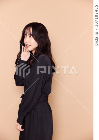 秋服ファッション女性ポートレート 107192435