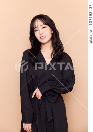 秋服ファッション女性ポートレート 107192437