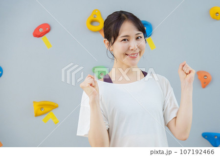 ボルダリングをする若い女性のポートレート ボルダリングをする若い女性のポートレート 107192466