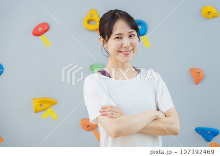 ボルダリングをする若い女性のポートレート 107192469