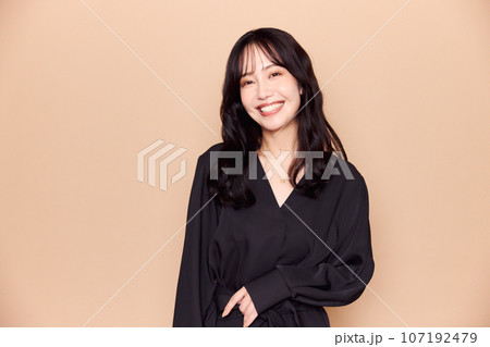 秋服ファッション女性ポートレート 107192479